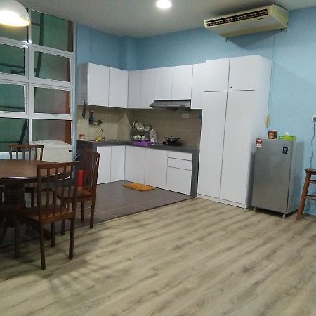 Xenia Homestay Kuching Exterior photo